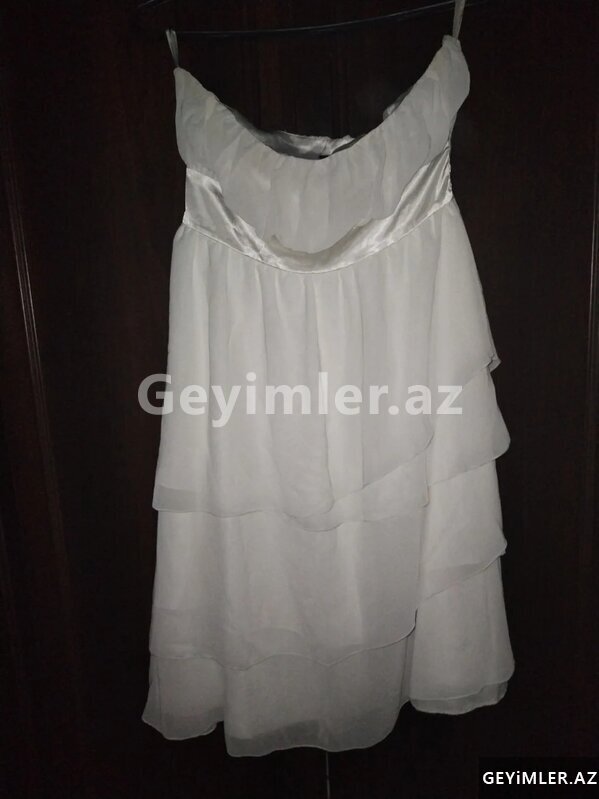 Ağ rəngli qadın paltarı Ağ rəngli qadın paltarı